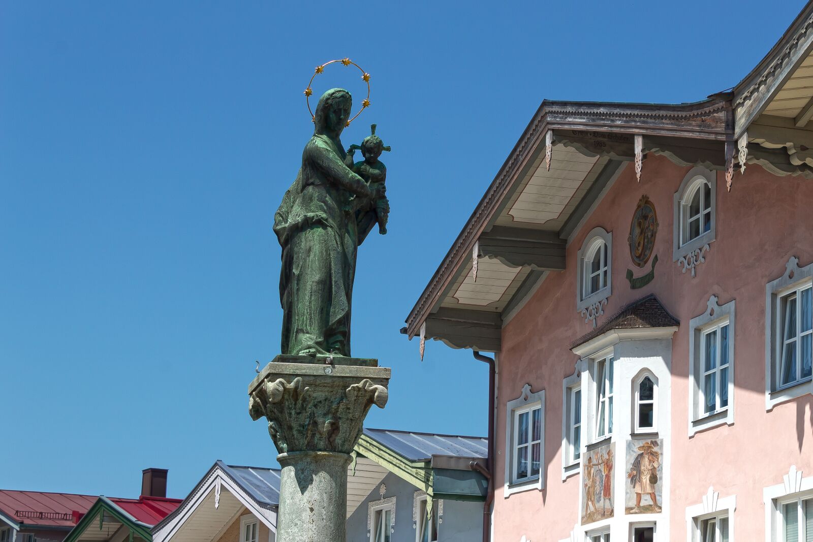 Canon EOS 1300D (EOS Rebel T6 / EOS Kiss X80) sample photo. Marian column, houses, architecture photography