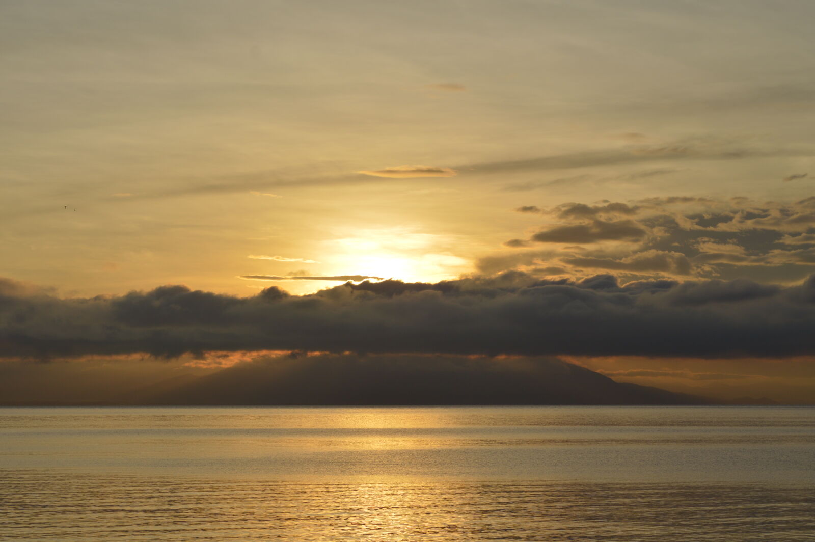 Nikon D3200 + Nikon AF Nikkor 50mm F1.8D sample photo. Clouds, above, calm, sea photography