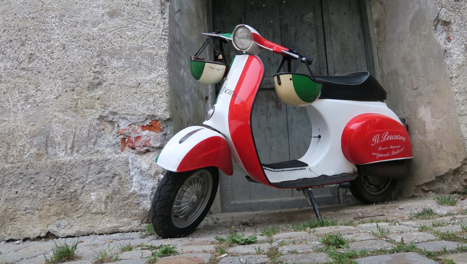 Canon PowerShot G3 X sample photo. Vespa, motor scooter, helm photography