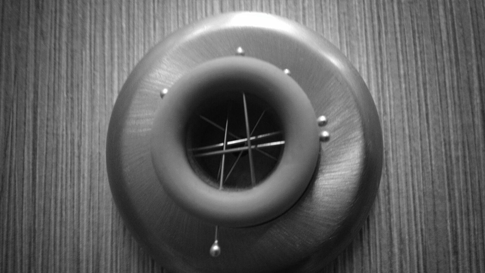 Motorola Moto X (1st Gen) sample photo. Crosshatch, door, jam, needle photography