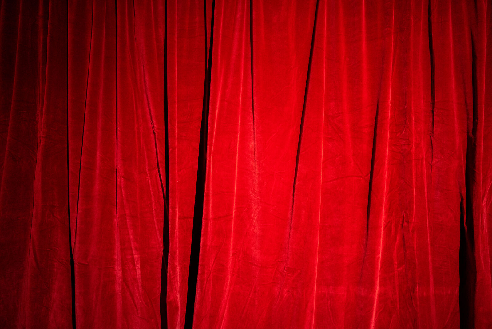 Leica Q2 + SUMMILUX 1:1.7/28 ASPH. sample photo. Red curtain spotlight photography