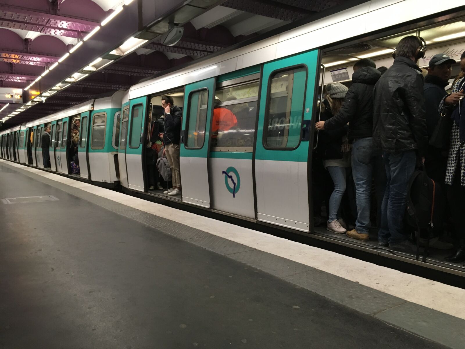 iPhone SE back camera 4.15mm f/2.2 sample photo. Metro, subway, crowded photography