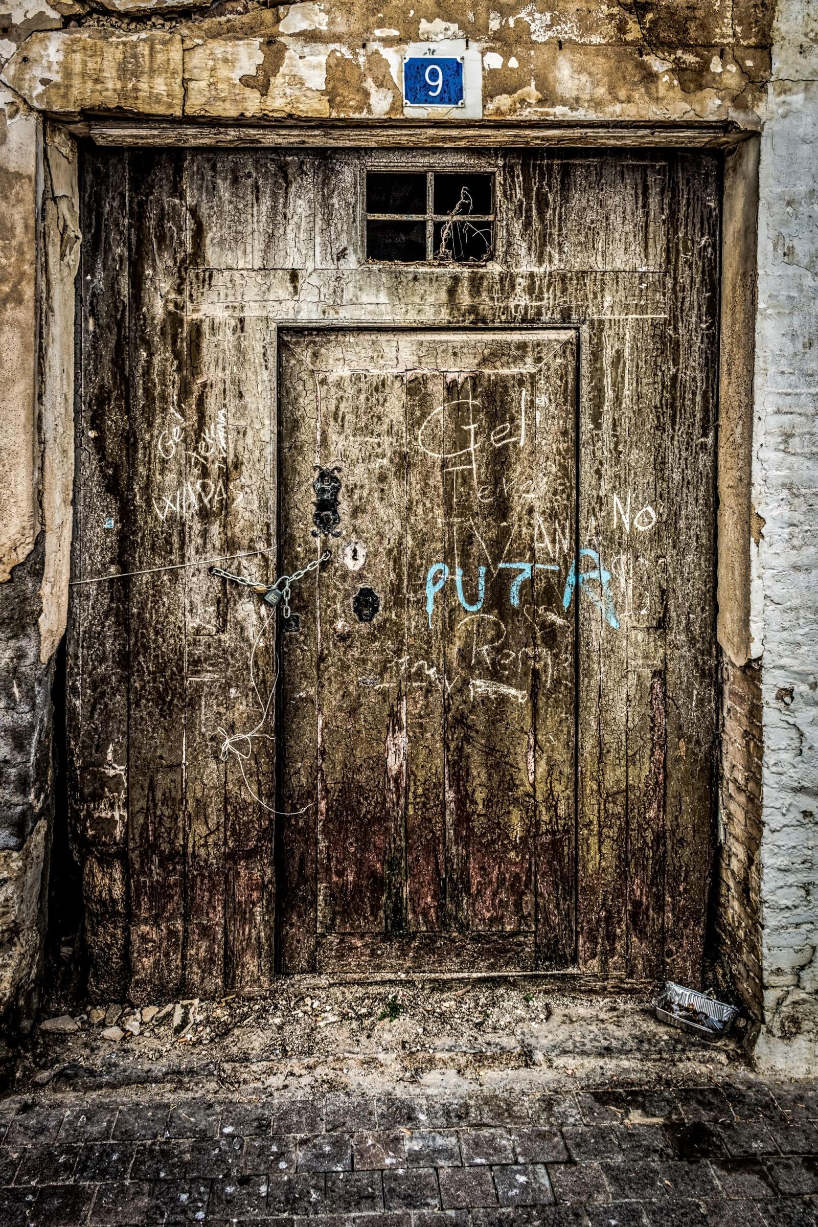 Canon EOS 100D (EOS Rebel SL1 / EOS Kiss X7) sample photo. Wood, old, door photography