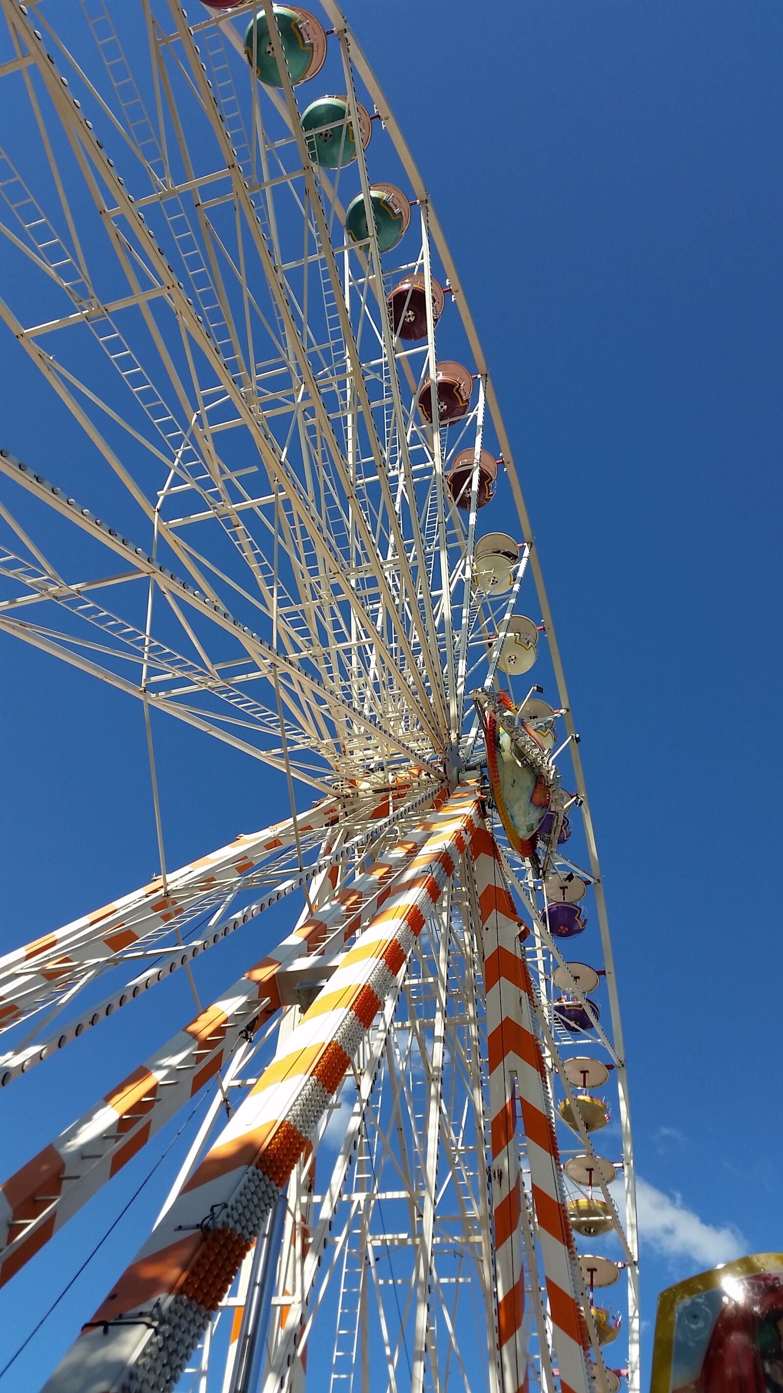 Samsung Galaxy S5 sample photo. Ferris wheel, red, white photography