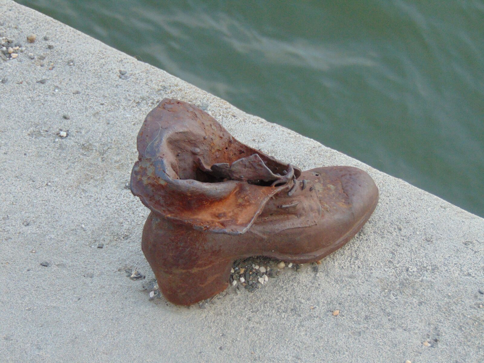 Sony Cyber-shot DSC-H300 sample photo. Shoe, danube embankment, holocaust photography