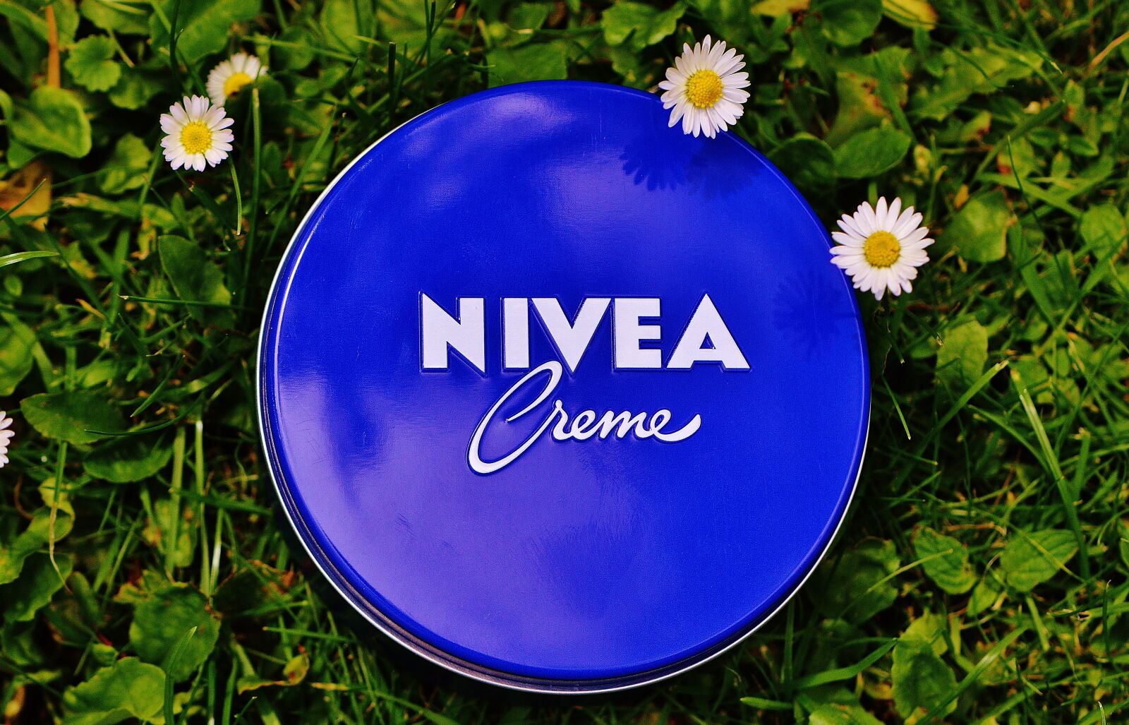 Nikon D3200 sample photo. Nivea, cream, box photography