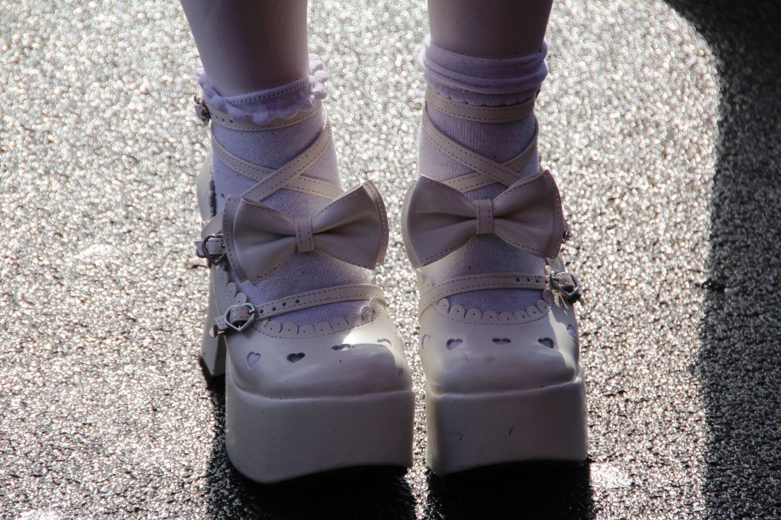 Canon EOS 600D (Rebel EOS T3i / EOS Kiss X5) sample photo. Shoes, loop, white photography