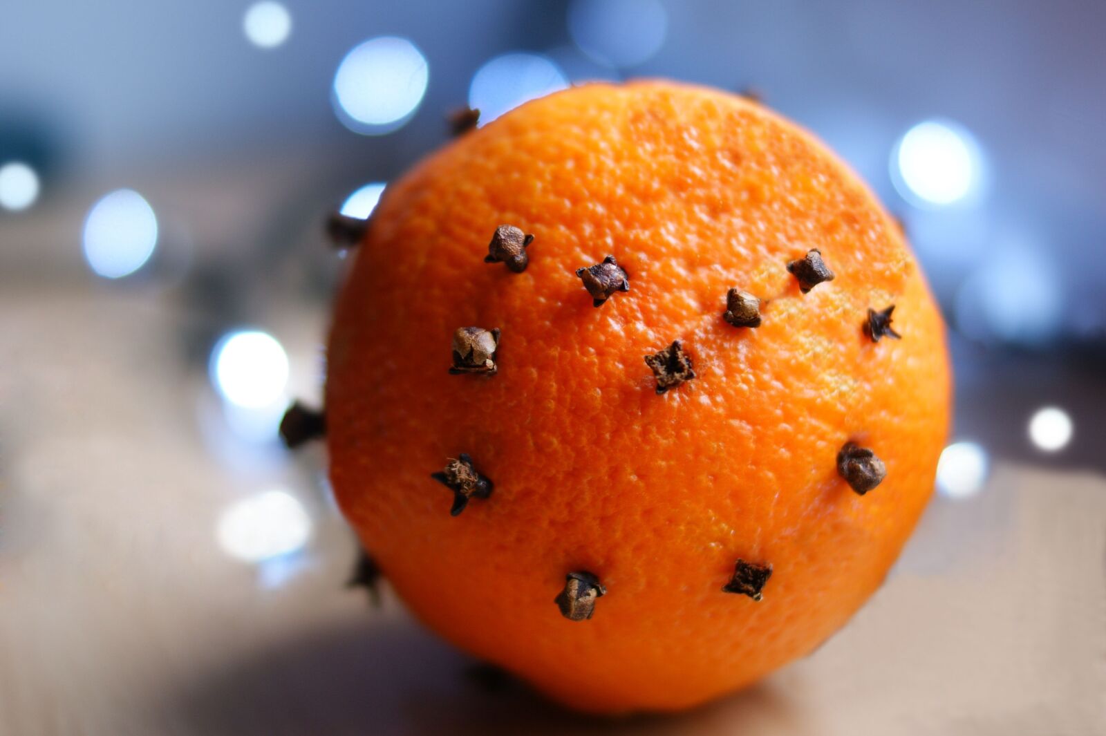 Sony Alpha DSLR-A390 sample photo. Holidays, orange, cloves photography
