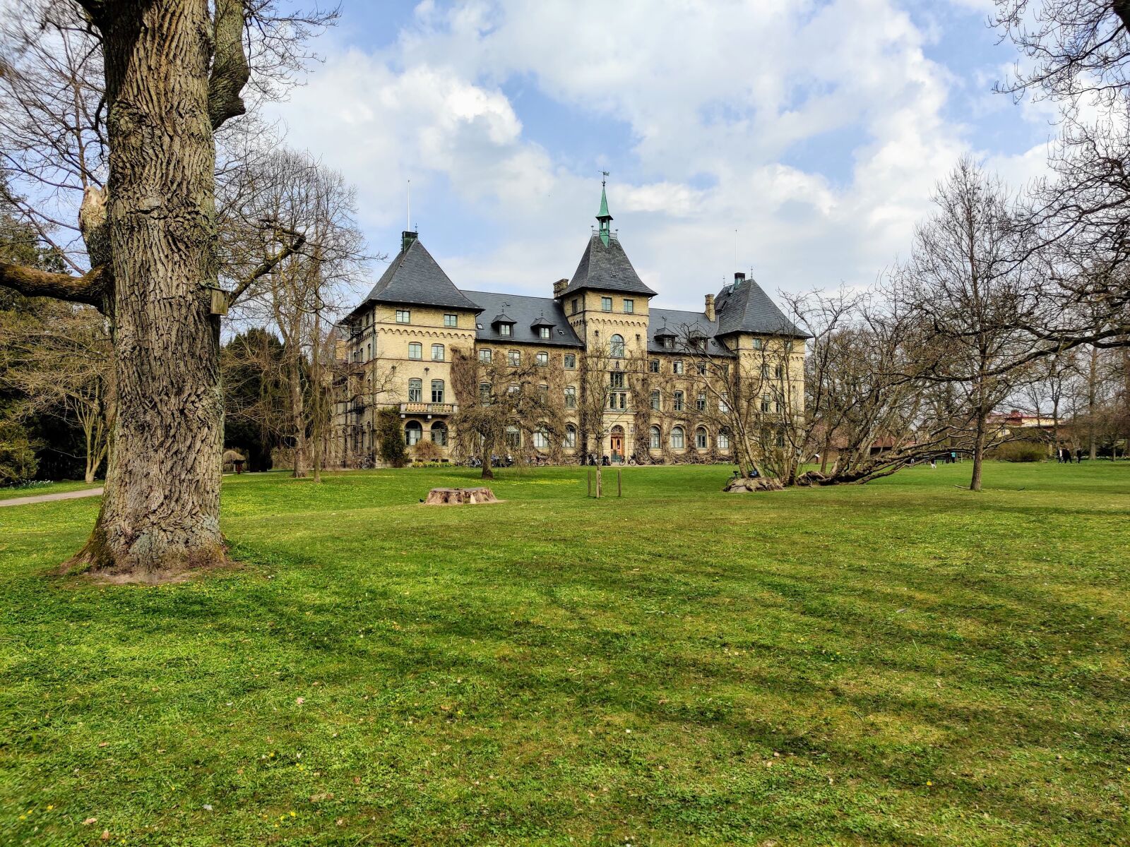 OnePlus HD1903 sample photo. Castle, park, historical photography