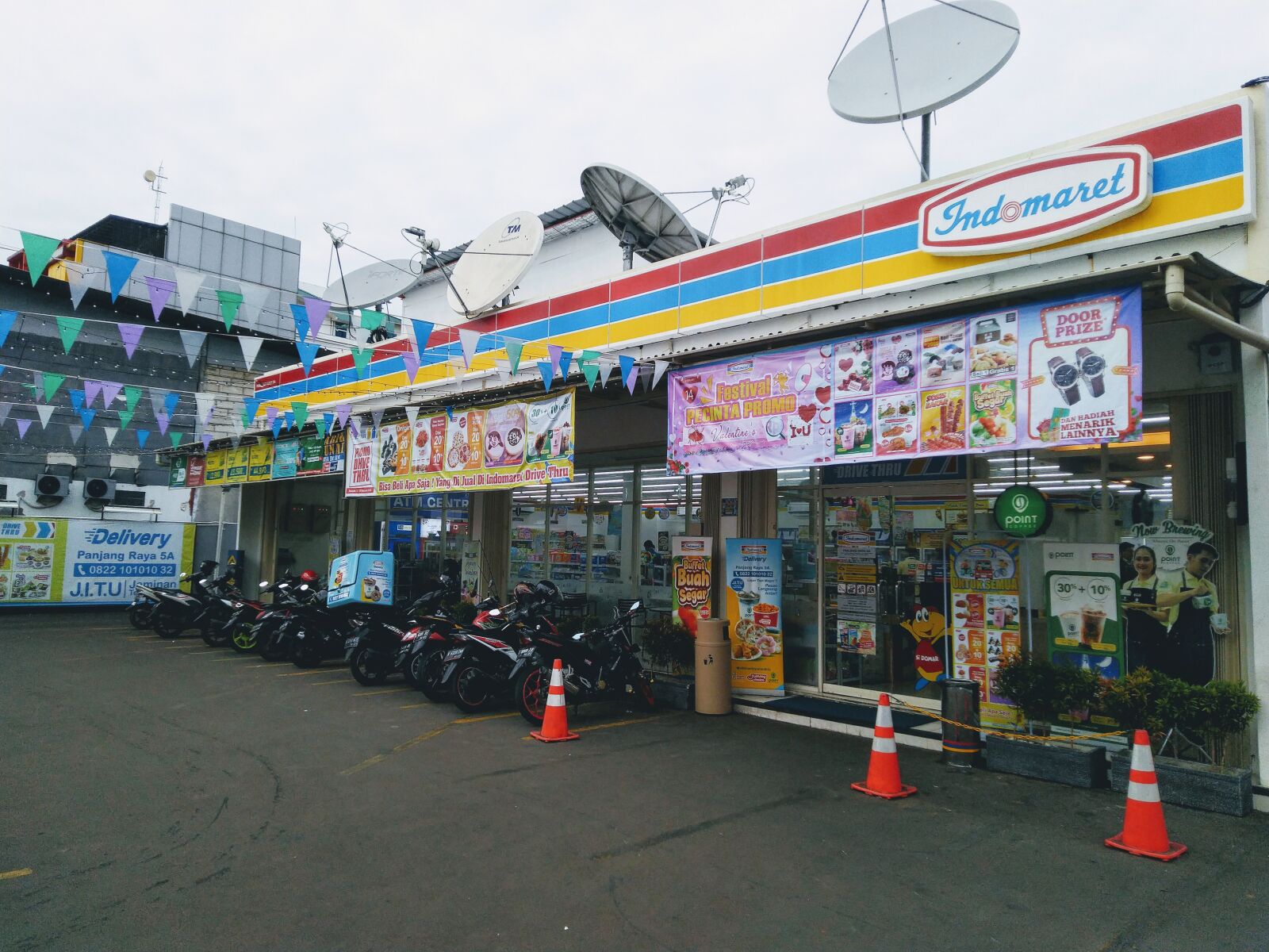 ASUS ZenFone Max Pro M1 (ZB602KL) (WW) / Max Pro M1 (ZB601KL) (IN) sample photo. Indomaret, shop, indonesian photography