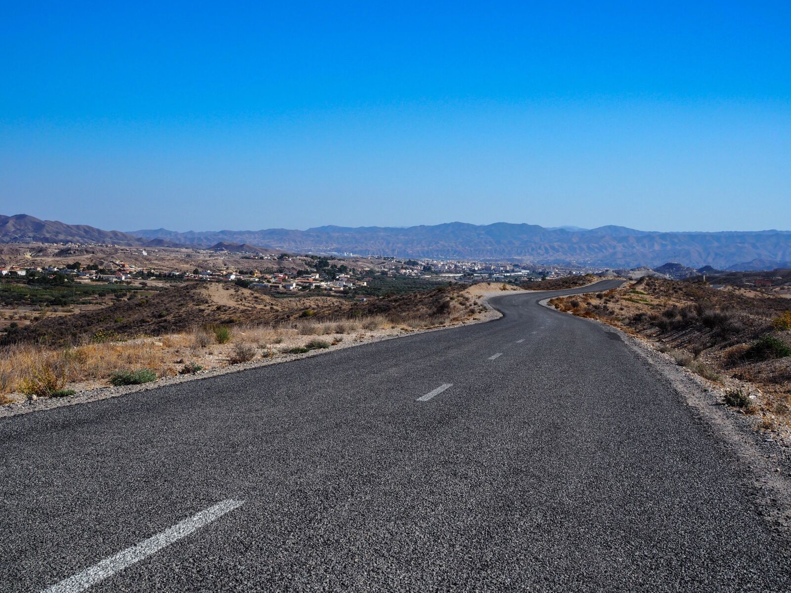 Olympus OM-D E-M10 + Olympus M.Zuiko Digital 25mm F1.8 sample photo. Country road, spain, asphalt photography