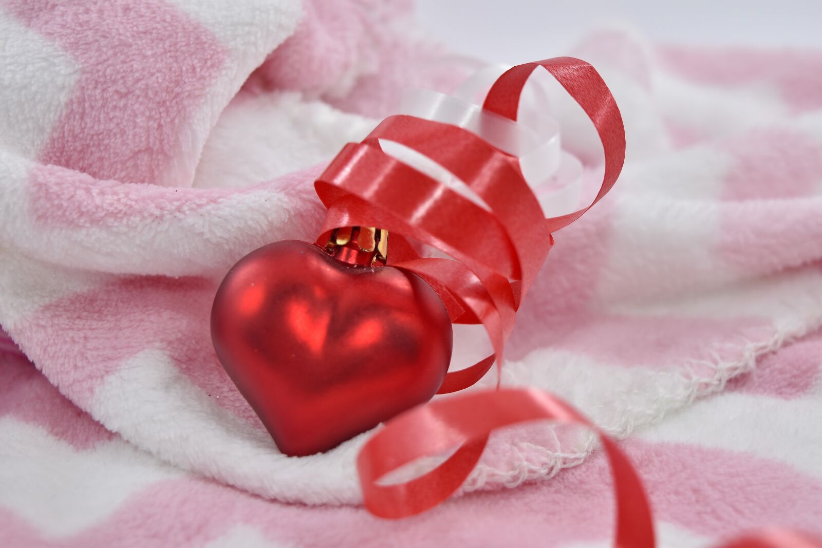 Nikon D5500 sample photo. Blanket, elegance, heart, romance photography