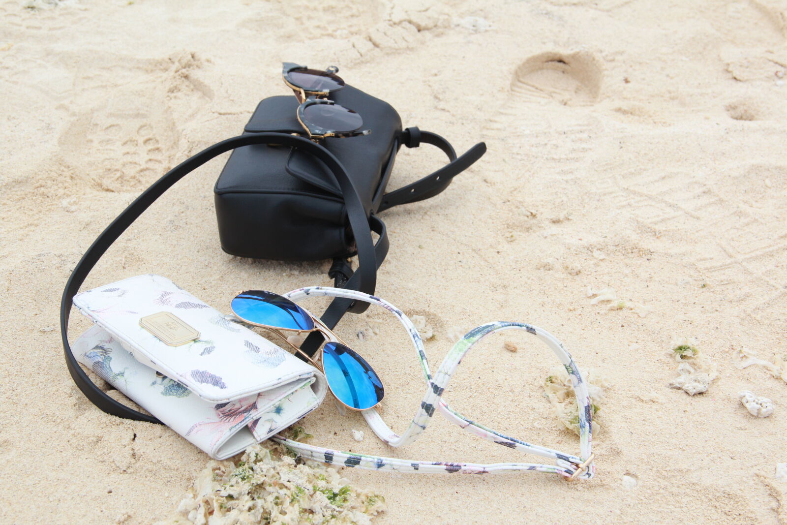 Canon EOS 600D (Rebel EOS T3i / EOS Kiss X5) sample photo. Bags, sand, beach, sunglasses photography