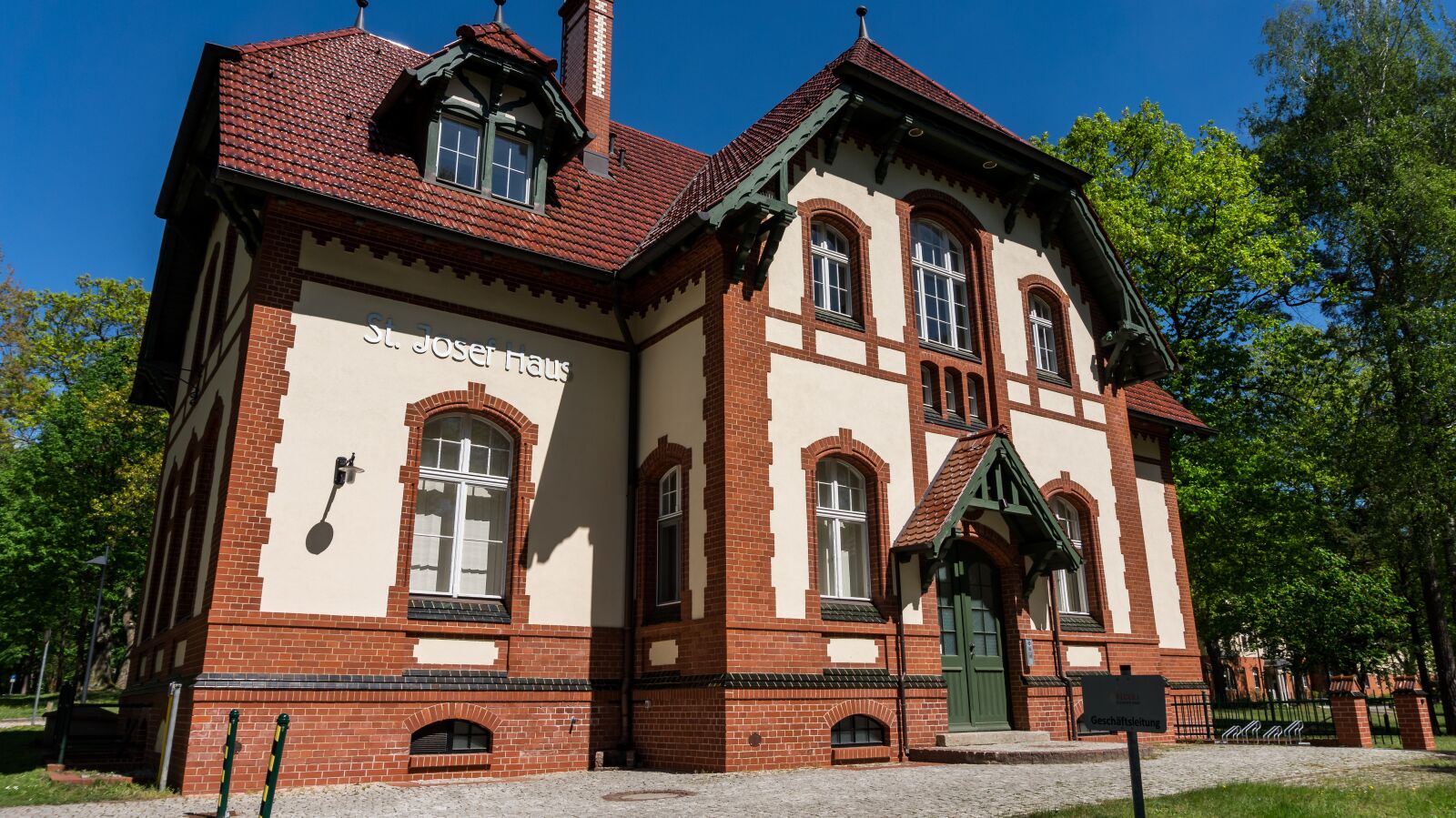 Sony Alpha a5000 (ILCE 5000) sample photo. Architecture, house, old house photography