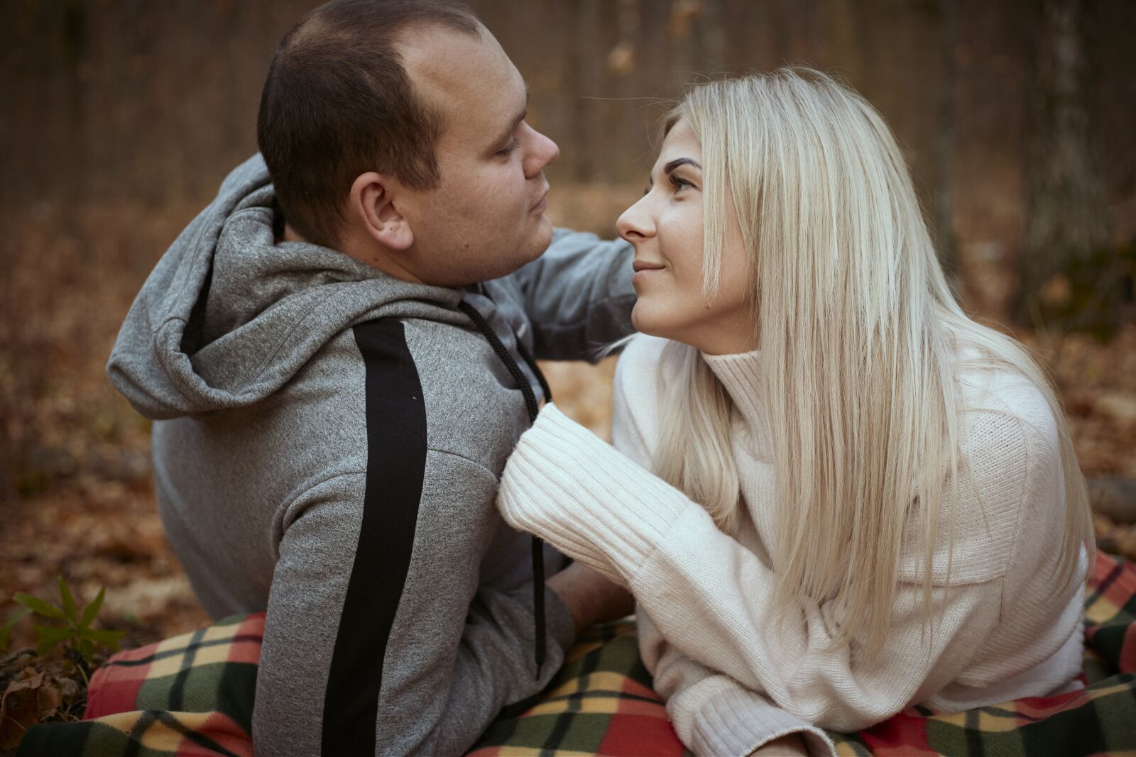 Canon EOS 6D Mark II sample photo. Sweethearts, couple, autumn photography