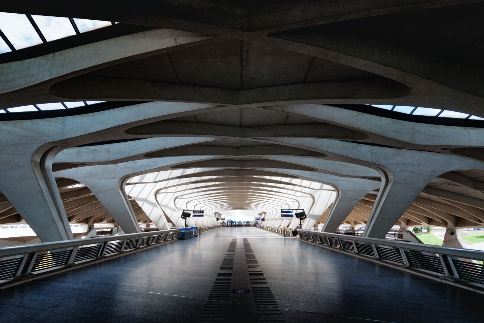 Nikon D90 sample photo. Airport, satolas, lyon photography
