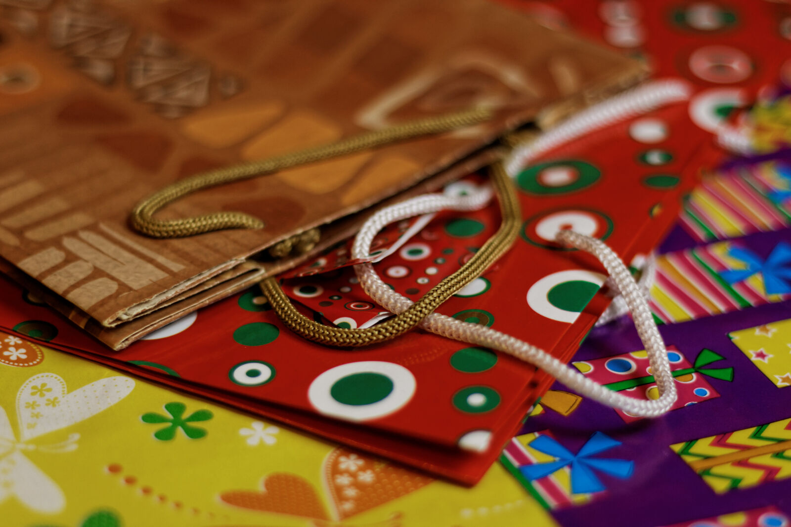 Canon EOS 400D (EOS Digital Rebel XTi / EOS Kiss Digital X) sample photo. Bag, night, theme, christmas photography