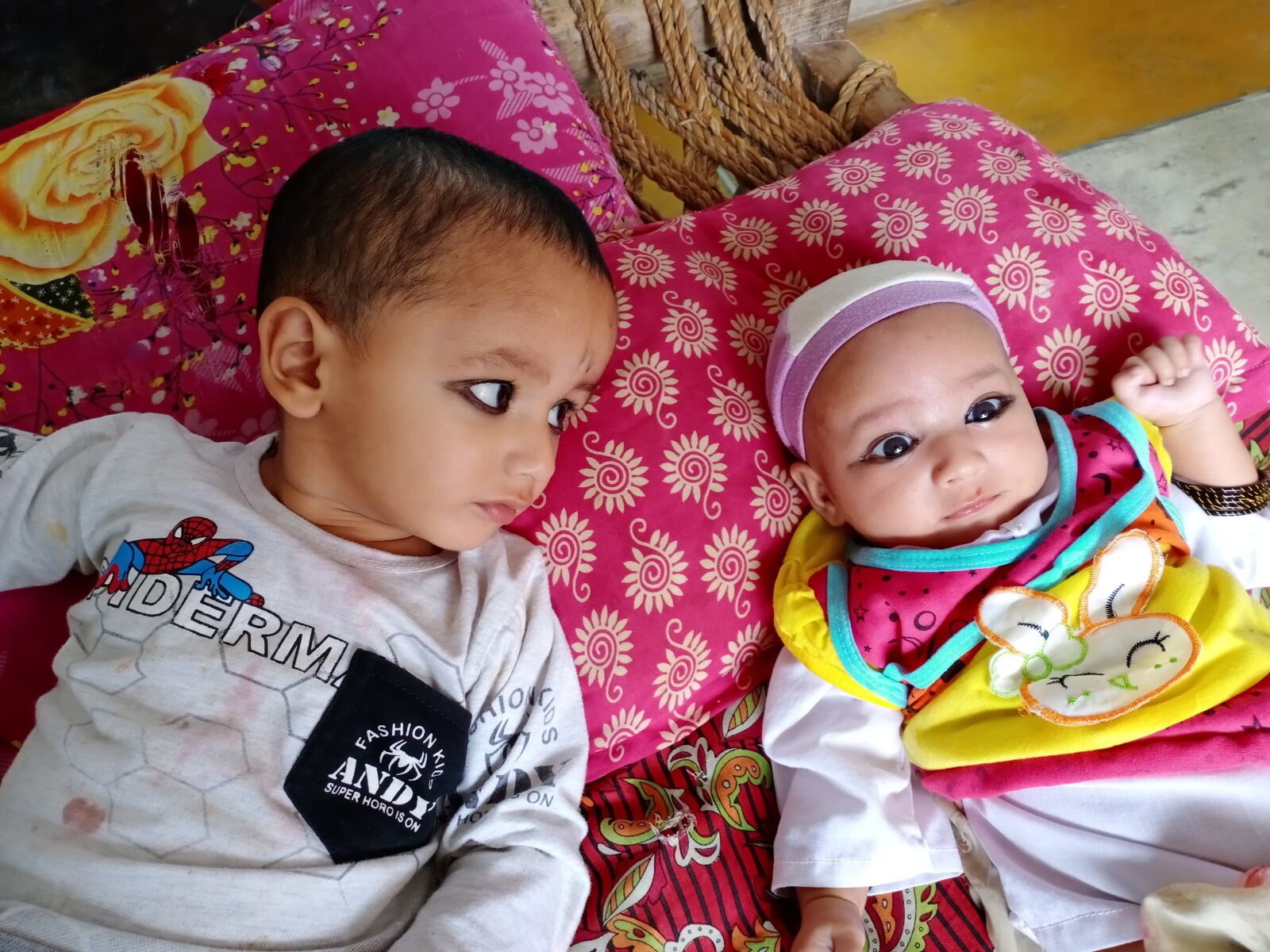 vivo 1907_19 sample photo. Brother and sister, baby photography