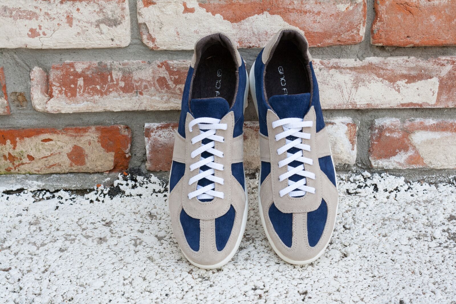 Canon EOS 1000D (EOS Digital Rebel XS / EOS Kiss F) sample photo. Women's shoes, shoes, brick photography