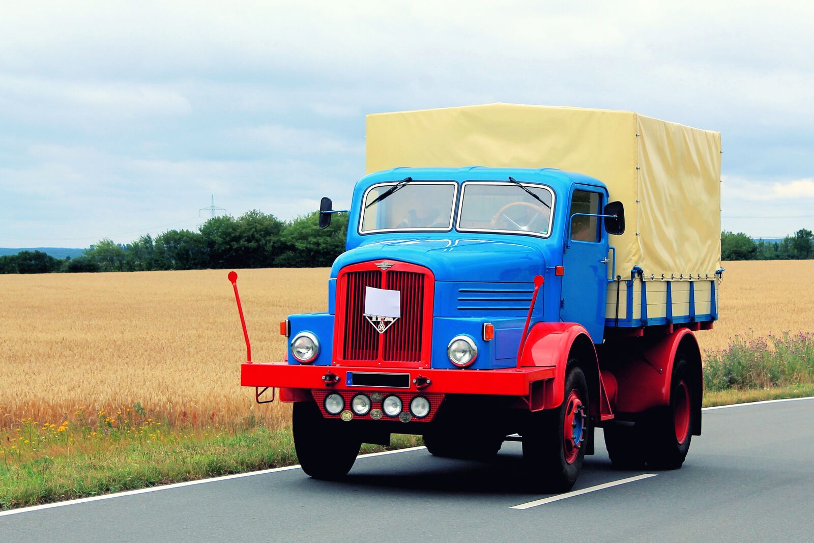 Canon EOS 1100D (EOS Rebel T3 / EOS Kiss X50) sample photo. Truck, old, historically photography