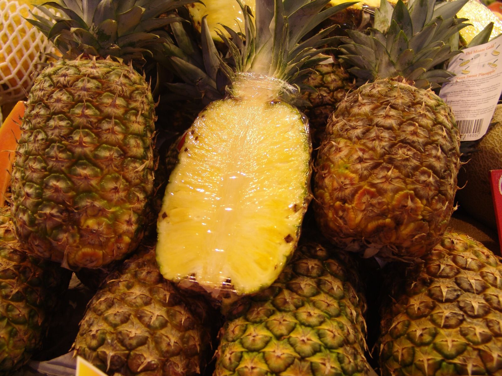 Sony DSC-F828 sample photo. Pineapple, fruit, market photography