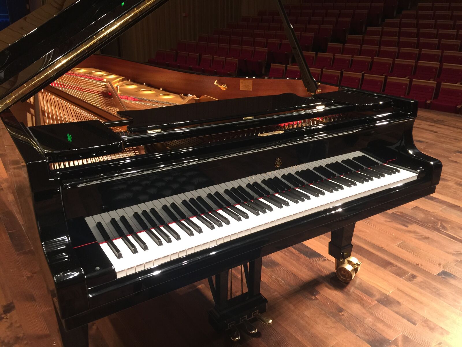 iPhone 6 Plus back camera 4.15mm f/2.2 sample photo. Changsha concert hall, stage photography