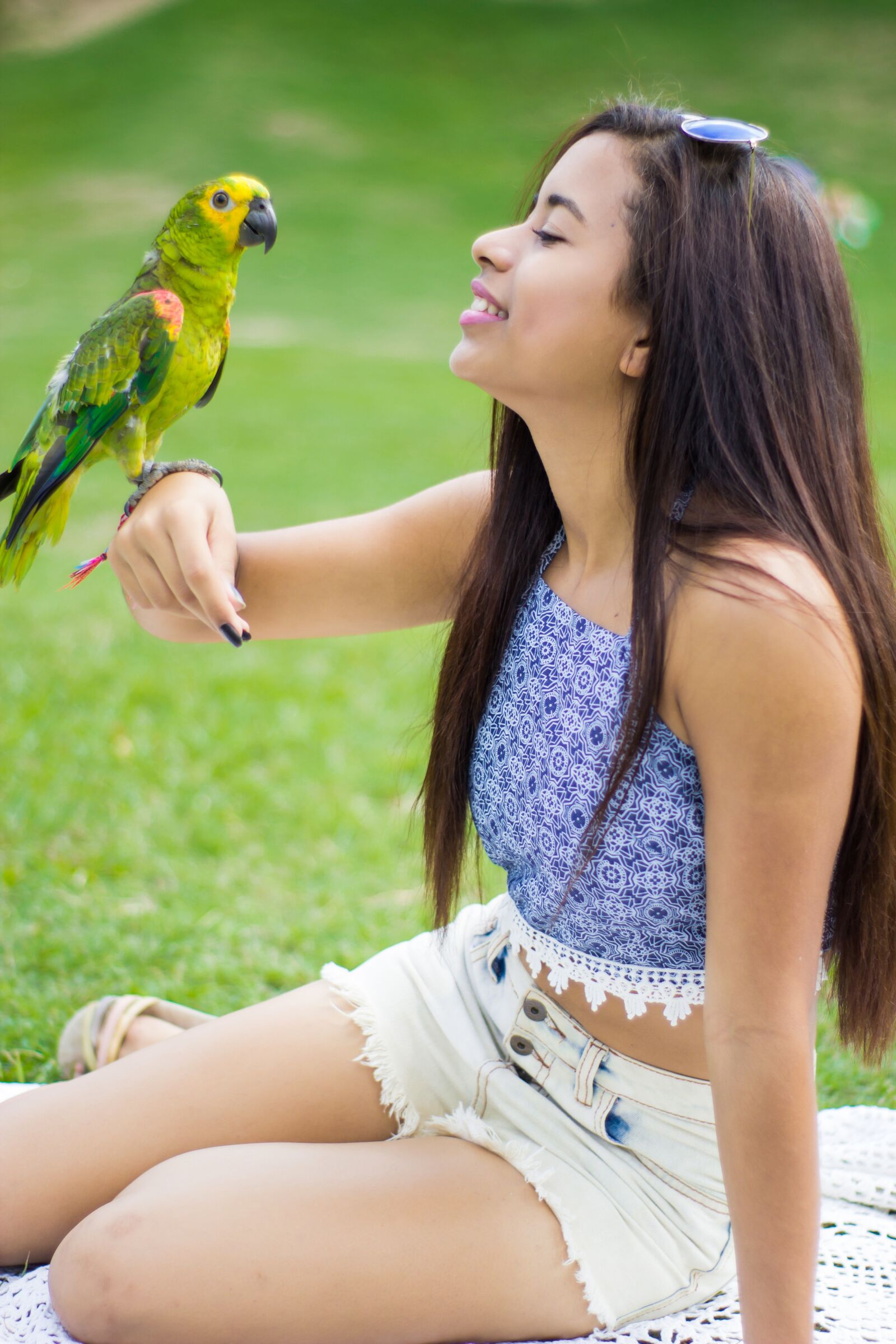 Canon EOS 1200D (EOS Rebel T5 / EOS Kiss X70 / EOS Hi) sample photo. Girl, parrot, animal photography