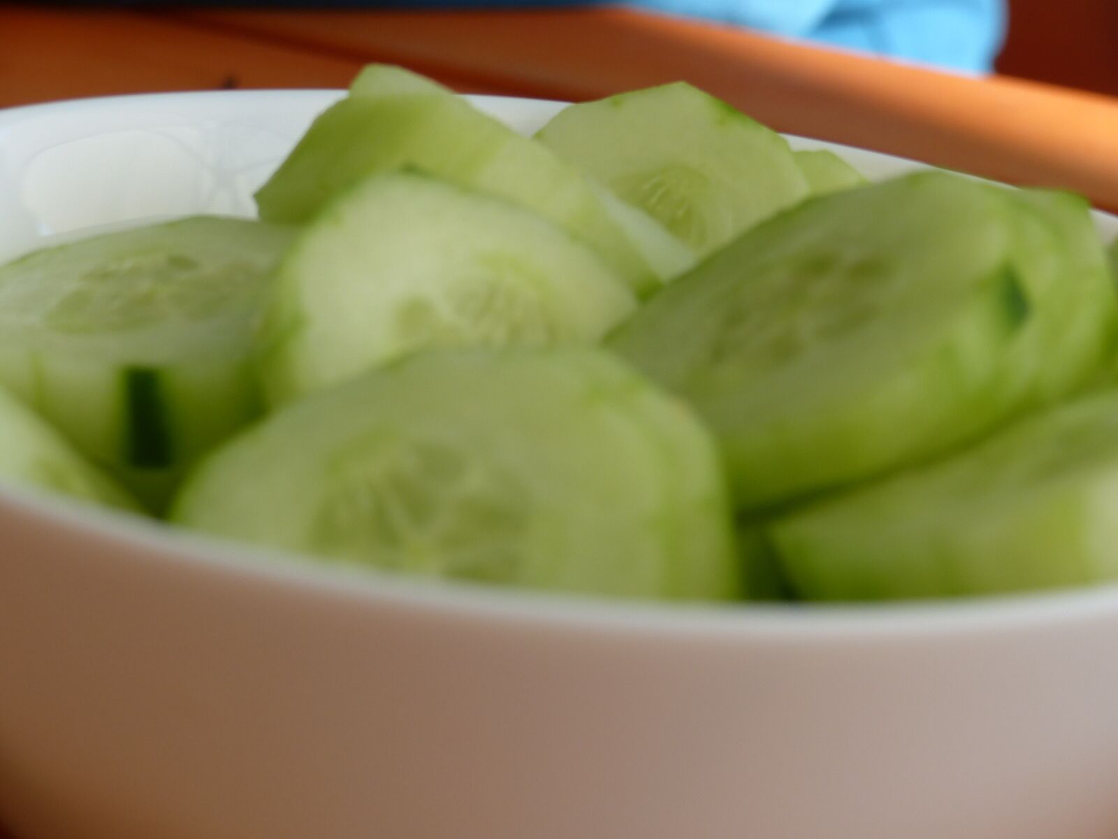 Panasonic Lumix DMC-FZ200 sample photo. Cucumbers, shell, eat photography