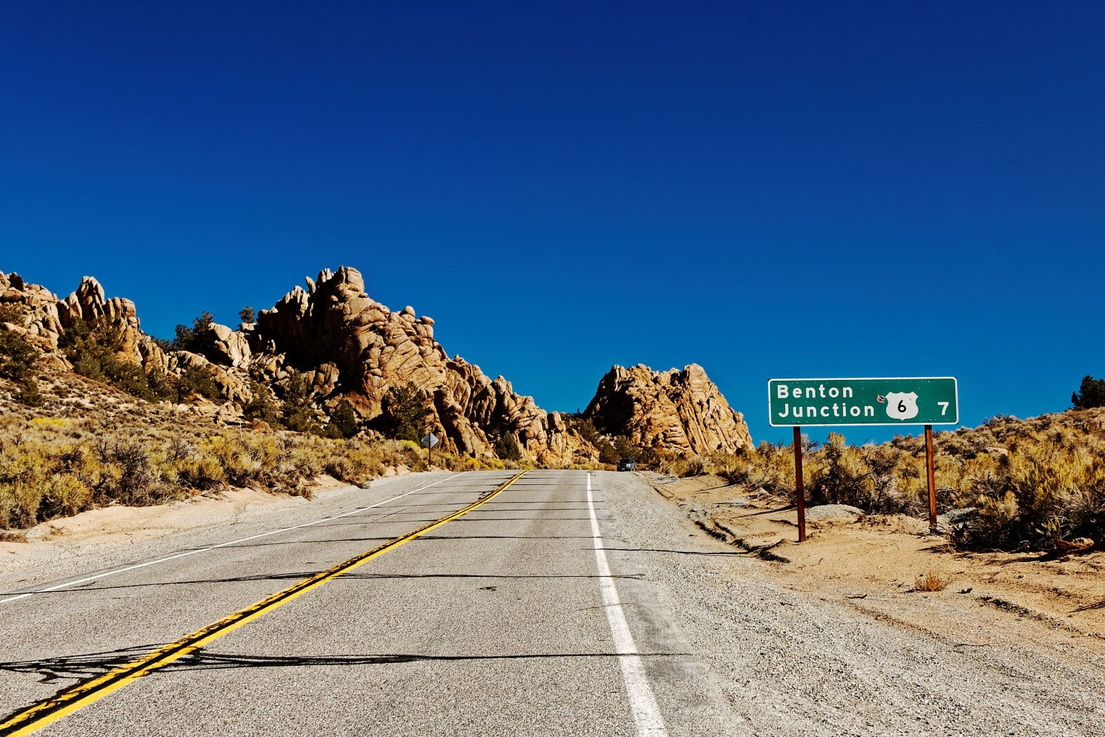 Nikon D50 sample photo. Road, desert, shield photography
