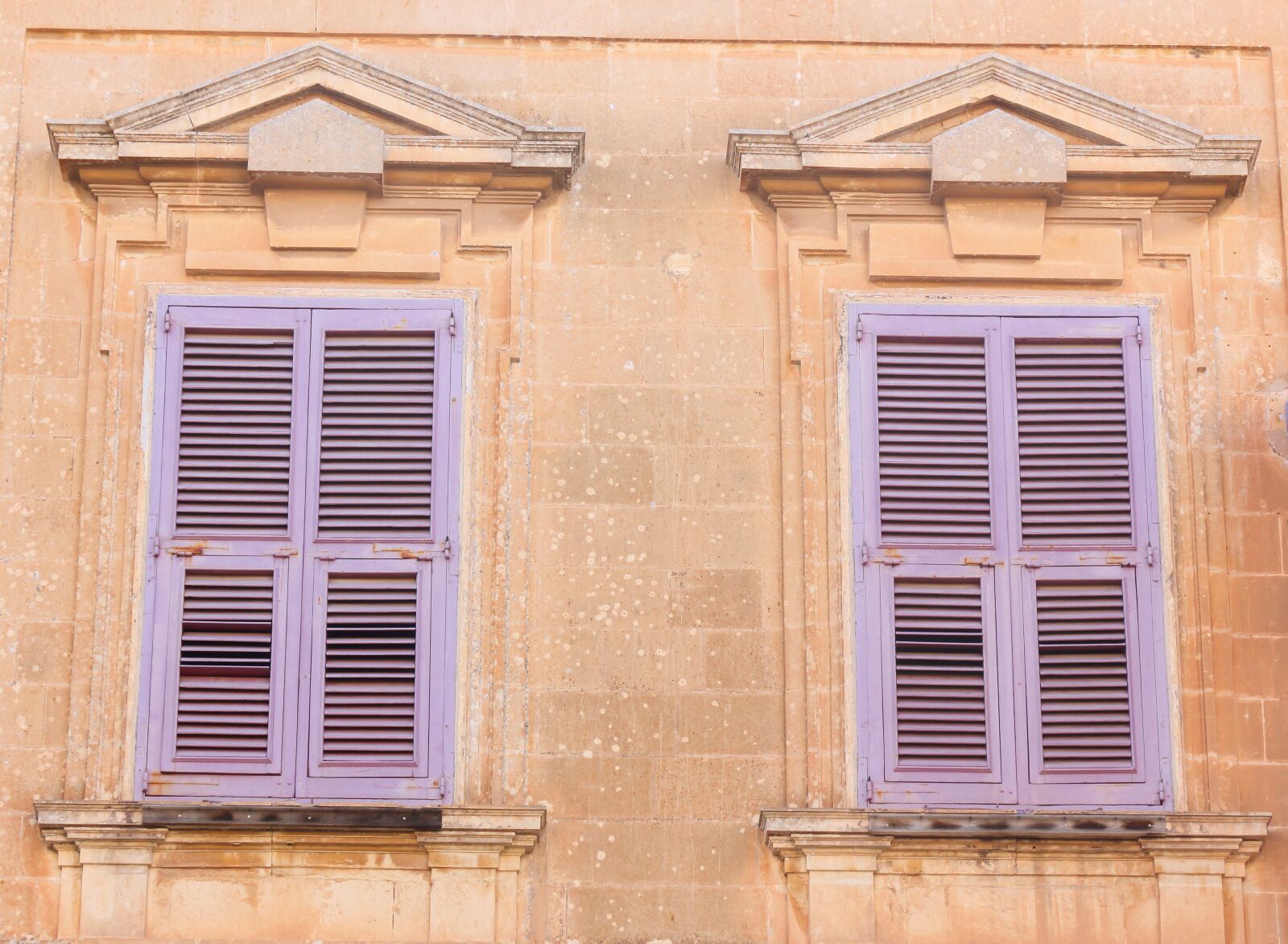 Canon EOS 550D (EOS Rebel T2i / EOS Kiss X4) sample photo. Malta, mdina, window photography