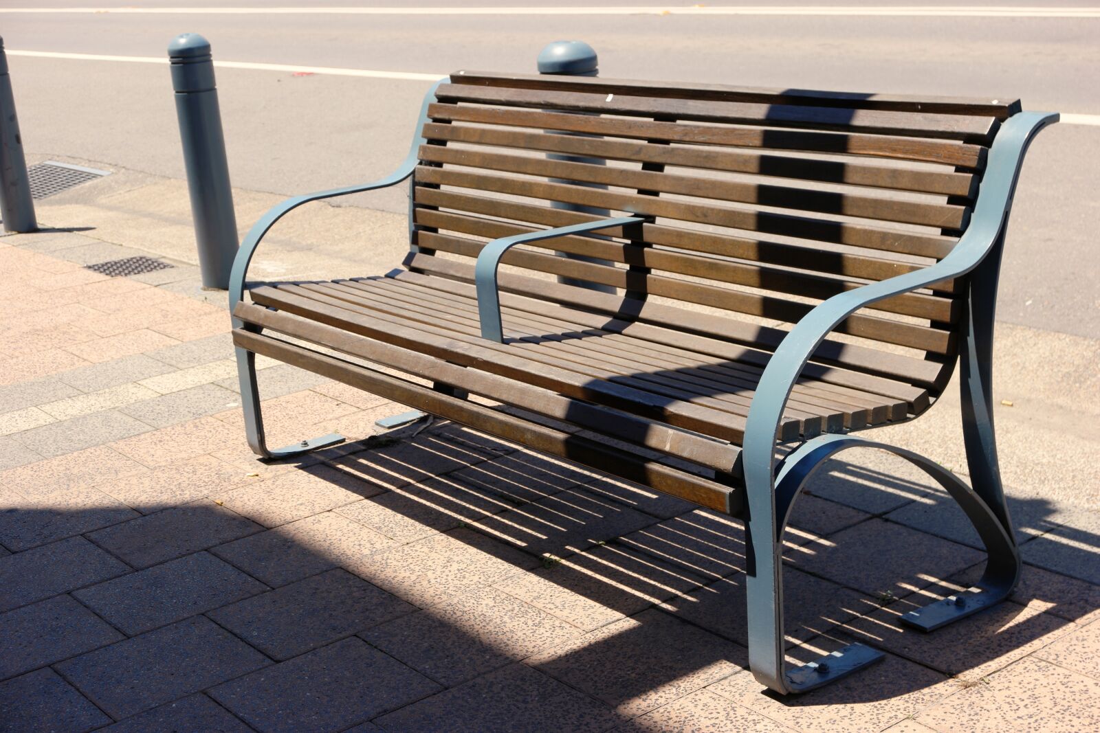 Samsung NX500 sample photo. Bench, sidewalk, chair photography