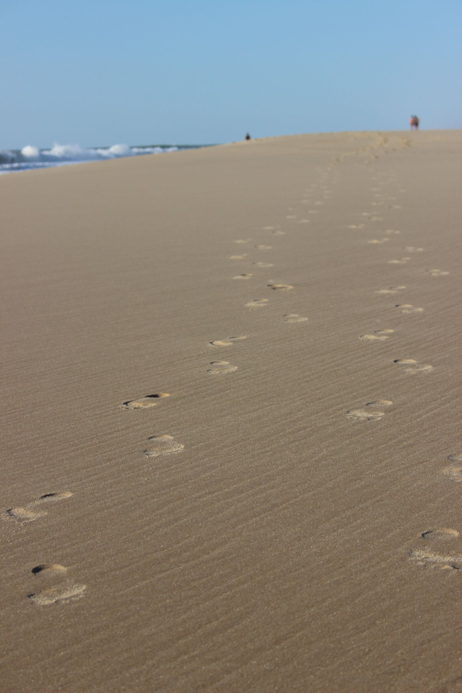 Canon EF-S 18-55mm F3.5-5.6 II sample photo. Beach, feet traces, summer photography