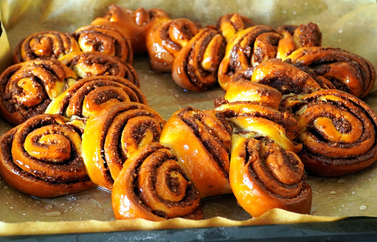 Sony E PZ 18-105mm F4 G OSS sample photo. Bake, cake, nut wreath photography