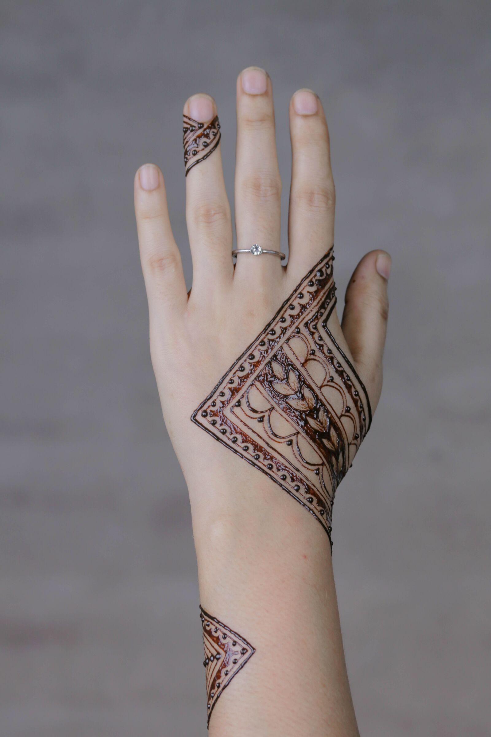 Canon EOS 80D + Canon EF 50mm F1.8 STM sample photo. Henna, hands, mehendi photography