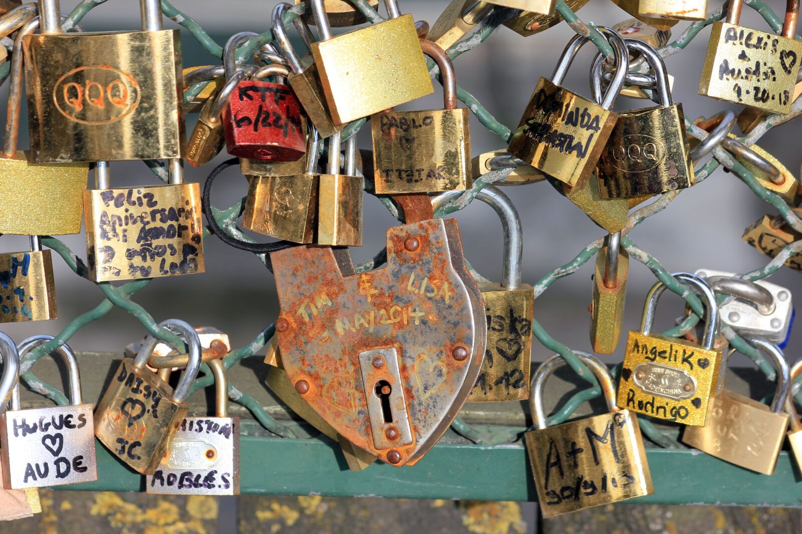 Canon EOS 550D (EOS Rebel T2i / EOS Kiss X4) sample photo. Padlocks, locks, love locks photography