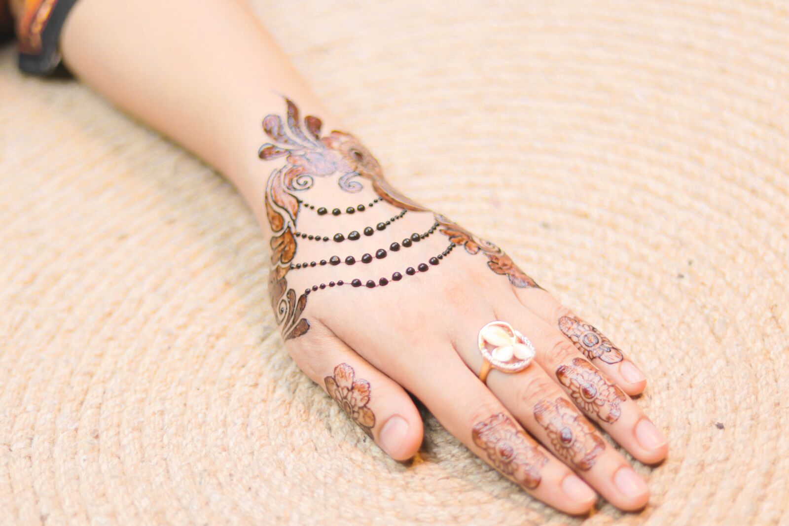 Canon EOS 80D sample photo. Jewellery, henna art, girl photography