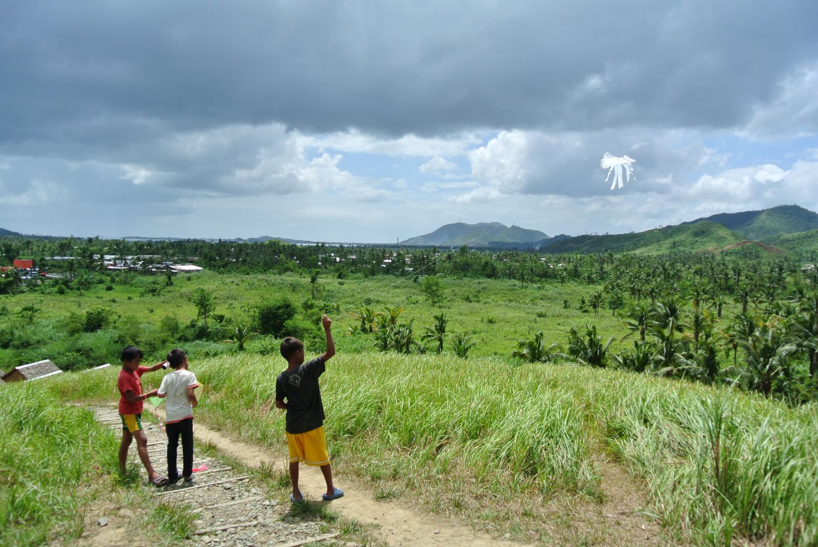 Nikon 1 V1 sample photo. Boys, kites, philippines photography