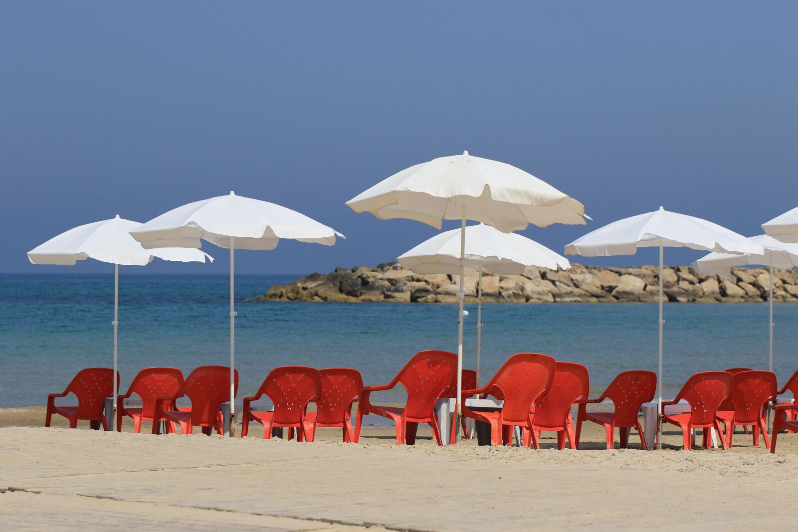 Canon EOS 7D Mark II sample photo. Beach, sea, beach chairs photography