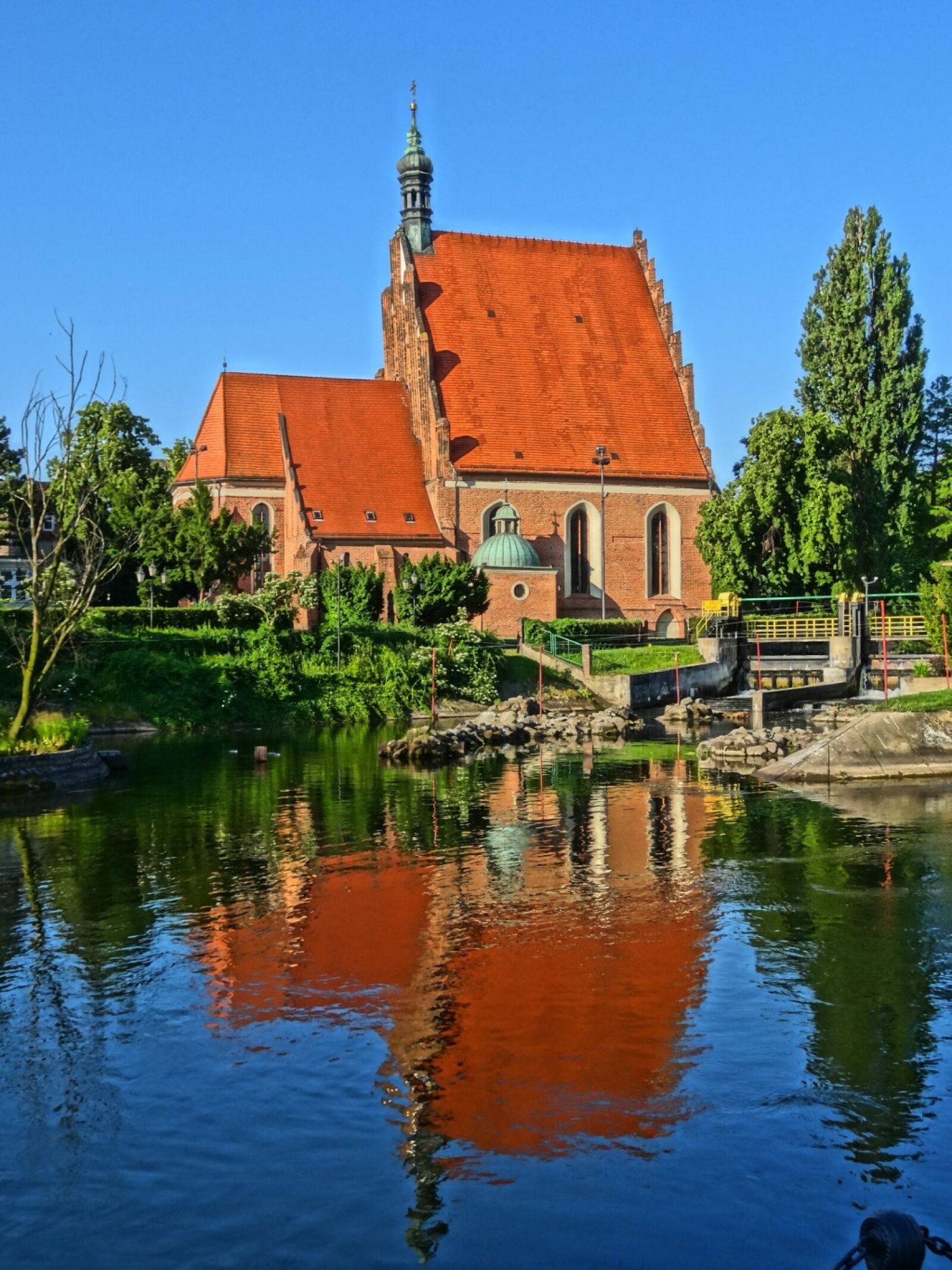 Sony Cyber-shot DSC-HX20V sample photo. Bydgoszcz, cathedral, waterfront photography