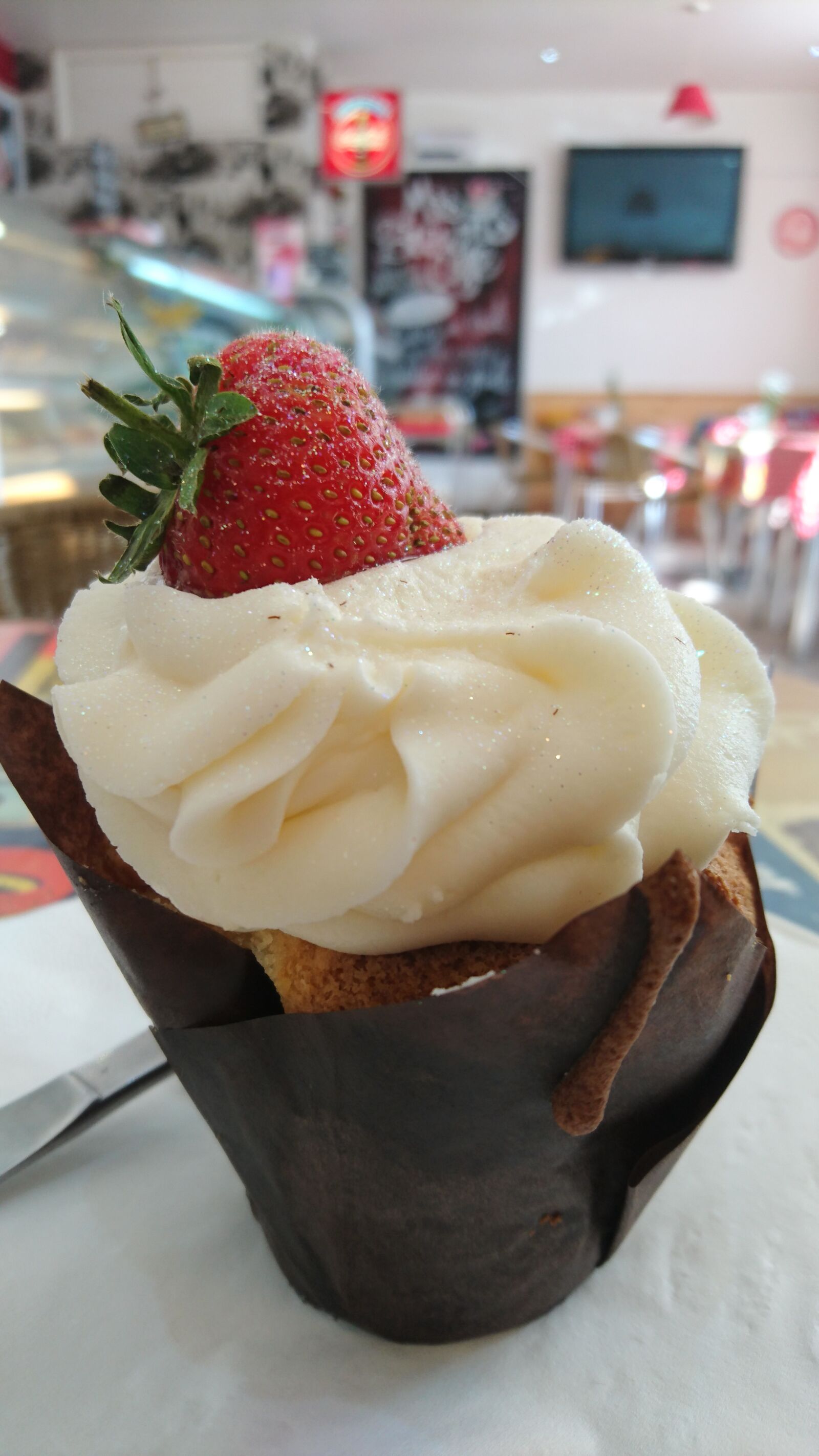 Sony Xperia Z5 Compact sample photo. Muffin, cake, strawberry photography