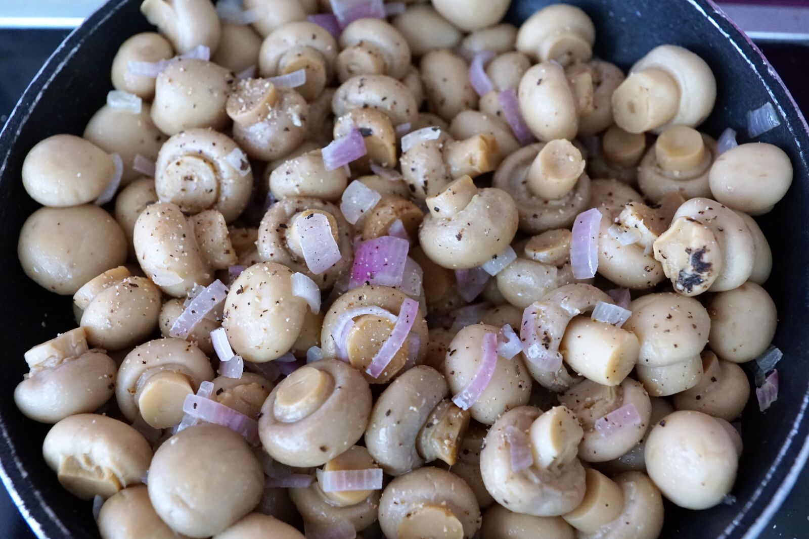 Sony ILCA-77M2 + Sony DT 16-50mm F2.8 SSM sample photo. Mushrooms, pan, vitamins photography