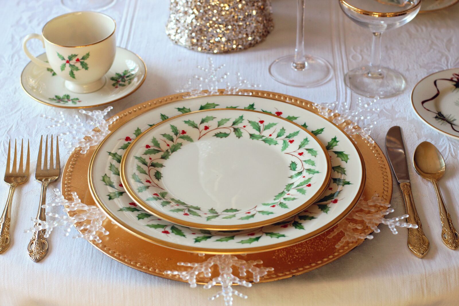Canon EF 50mm F1.4 USM sample photo. Christmas table, christmas dinner photography