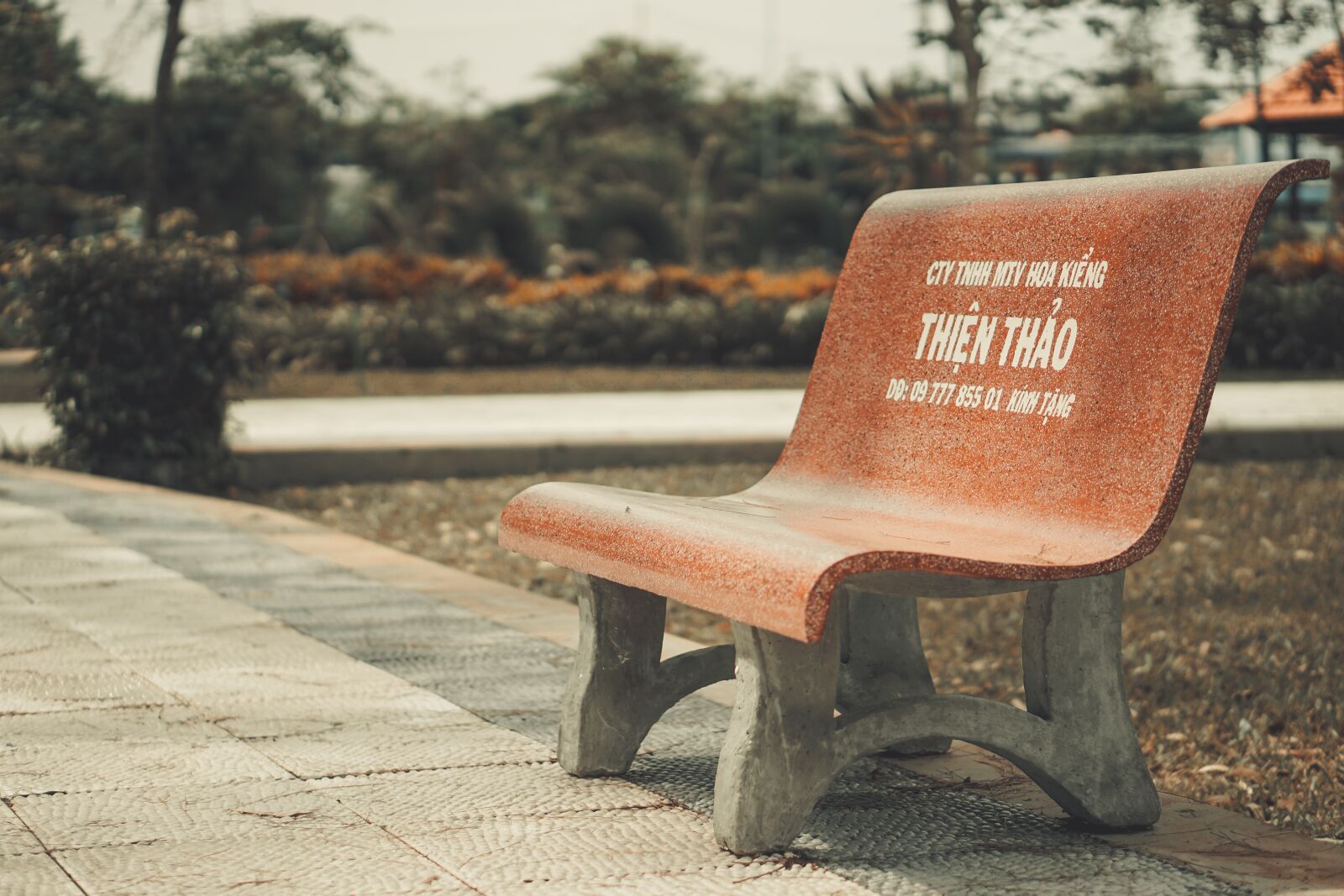 E 50mm F1.8 OSS sample photo. Sad, depressed, feet photography