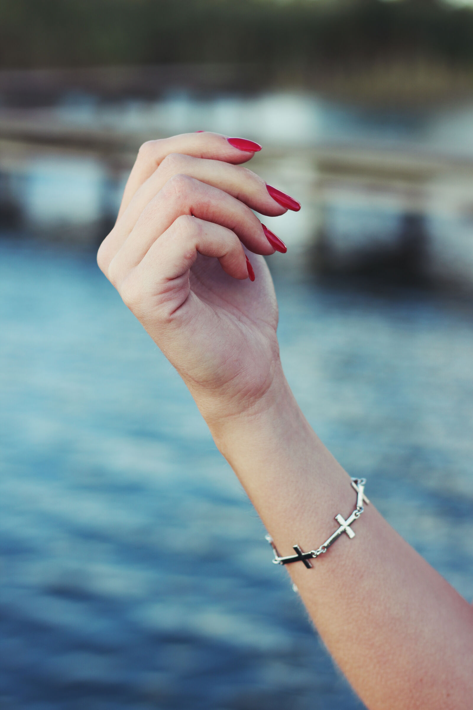 Canon EOS 600D (Rebel EOS T3i / EOS Kiss X5) + Canon EF 50mm F1.8 II sample photo. Red, nails, bracelet photography