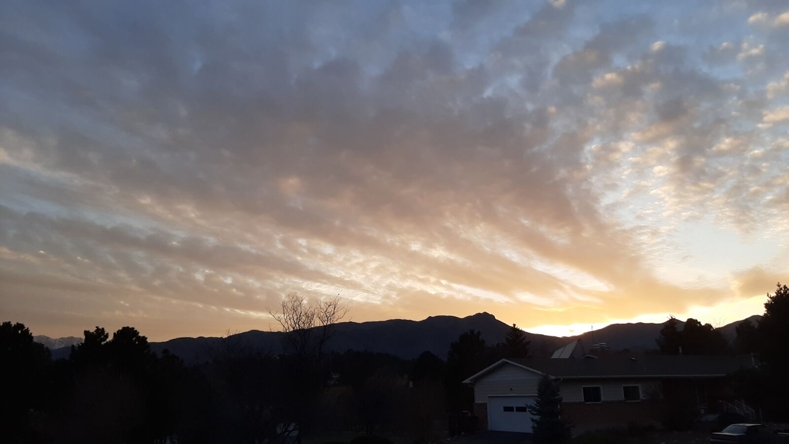 Samsung Galaxy A50 sample photo. Cirrus, feathery, clouds photography