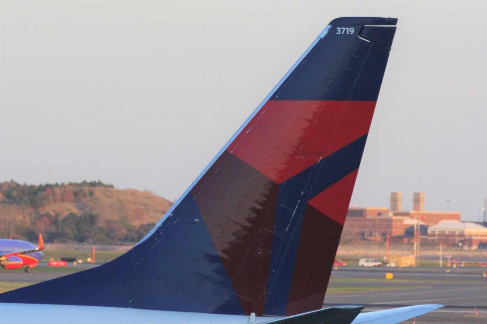 Canon EF 70-200mm F2.8L IS II USM sample photo. Airline, decals, delta photography