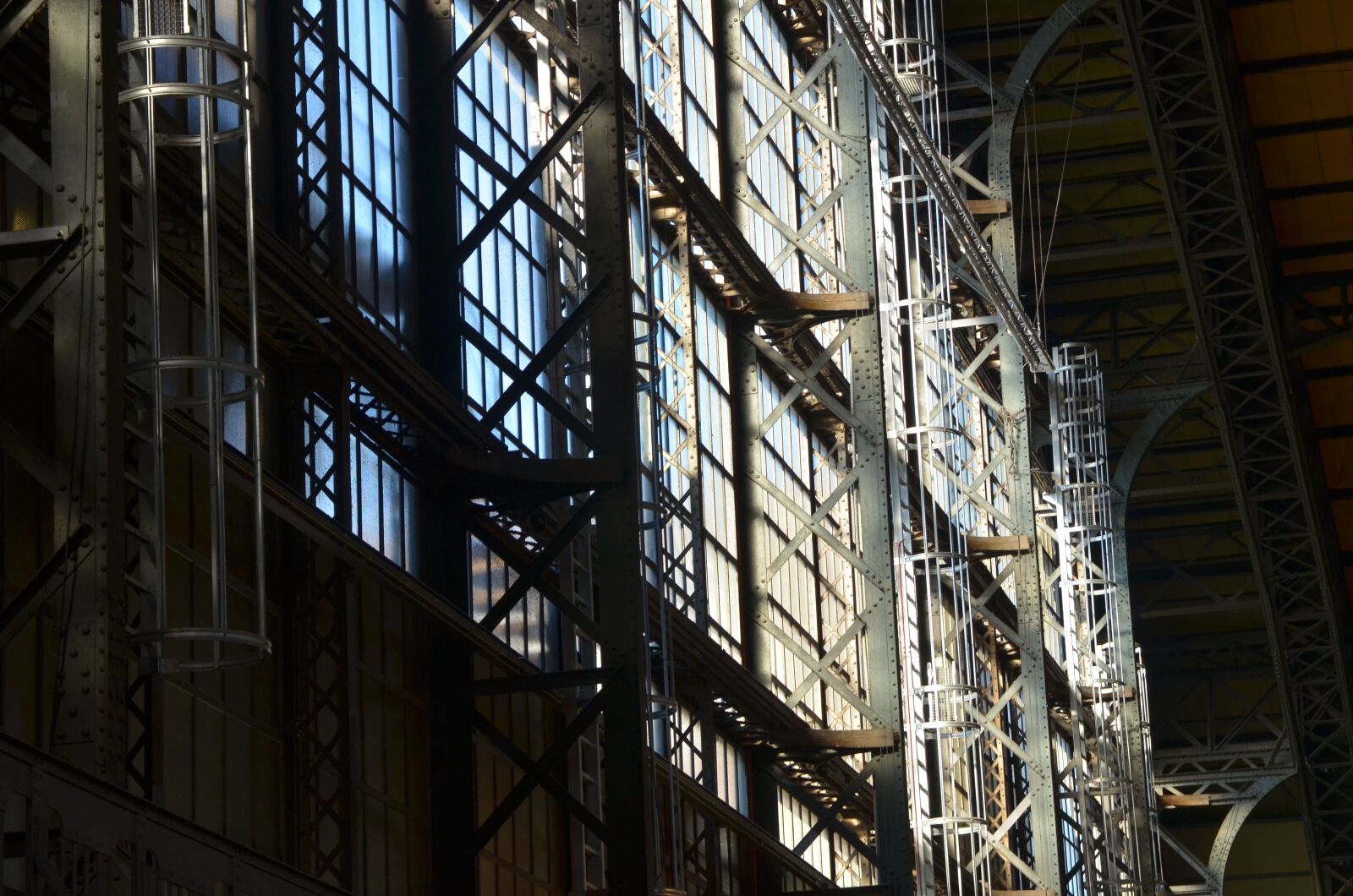 Nikon D7000 sample photo. Hamburg, central station, window photography
