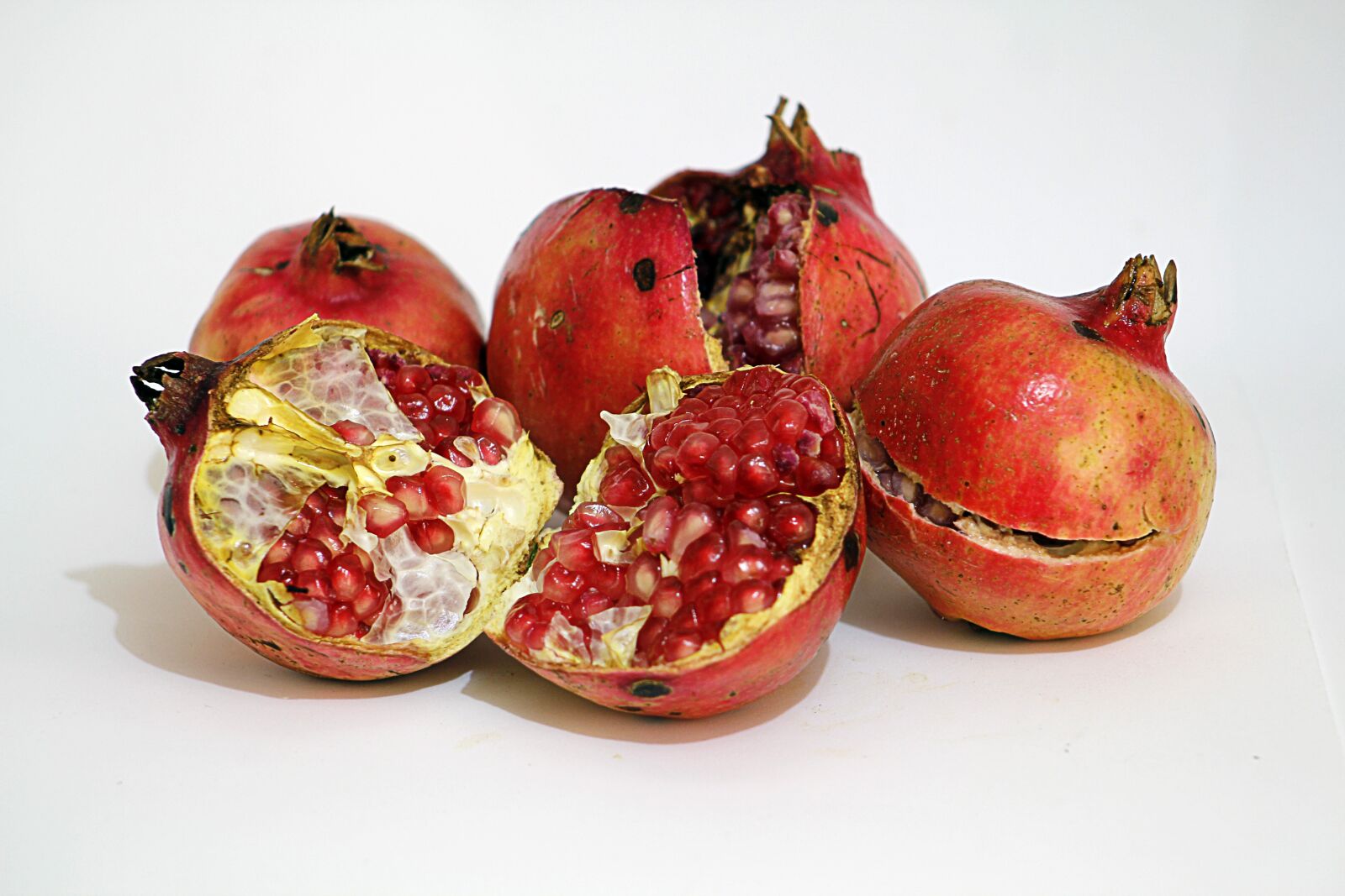 Canon EOS 550D (EOS Rebel T2i / EOS Kiss X4) sample photo. Pomegranate, fruit open, sympathy photography