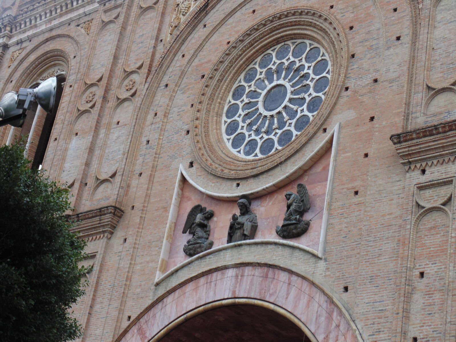 Sony Cyber-shot DSC-H200 sample photo. Cuenca, cathedral, glass photography