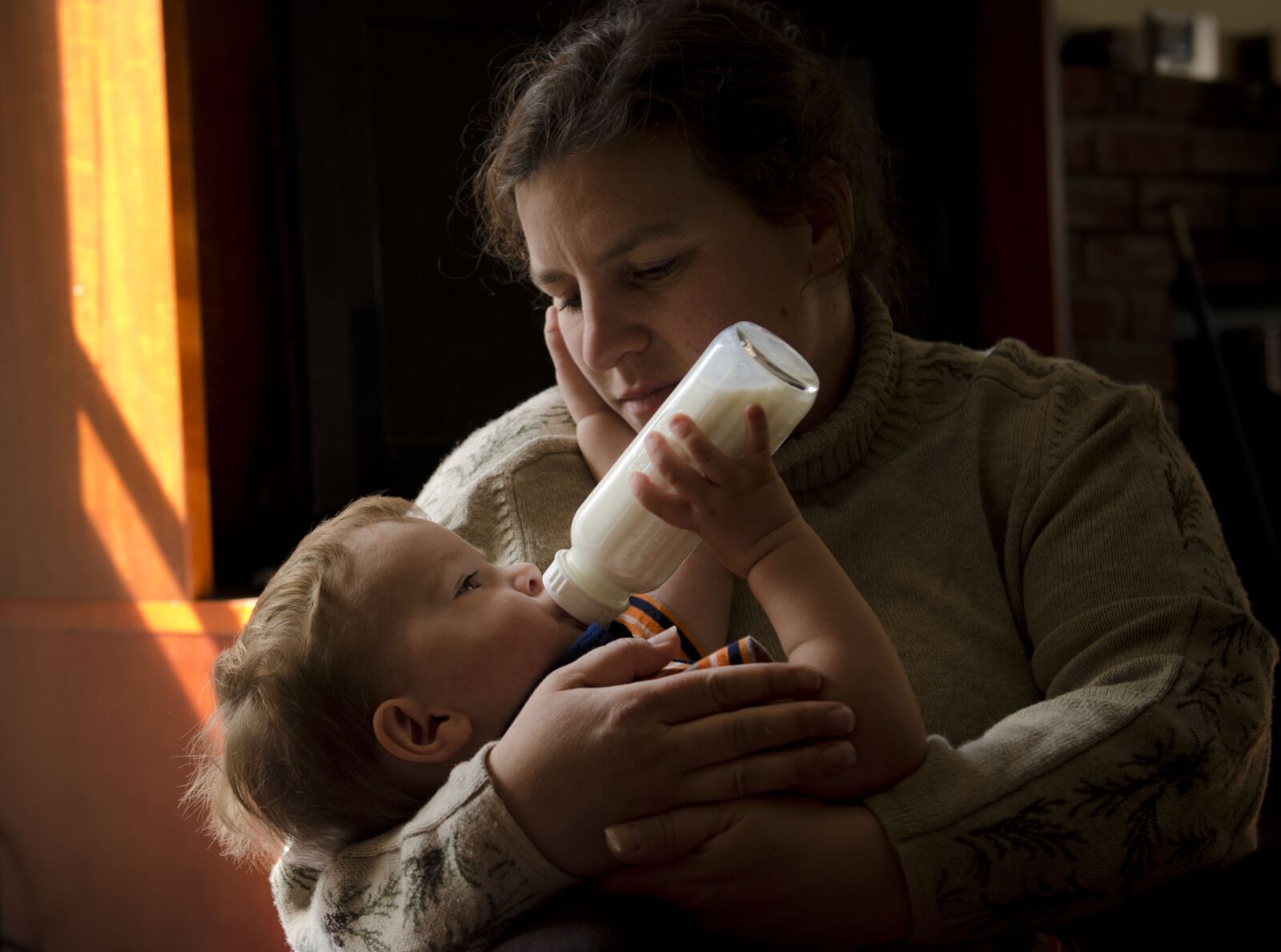 Nikon D7000 sample photo. Mother, son, bottle photography